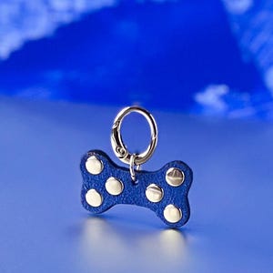 ブルースエードレザーのドッグチャーム | 骨型ペットタグアクセサリー | ロンドンでハンドメイド | 思わずよだれが出そうなほどクール