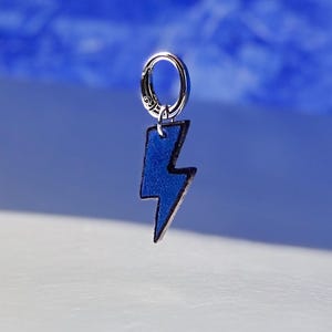 ブルースエードレザーのドッグチャーム | サンダーボルト型ペットタグアクセサリー | ロンドンでハンドメイド | 思わずよだれが出そうなほどクール