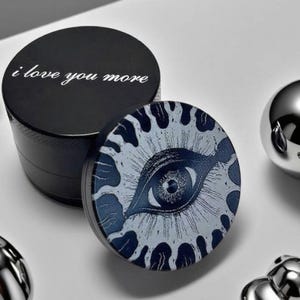 Dark Eyes Kräutermühle Whimsigoth Große 5-teilige Gewürzmühle, coole Mühle, Gothic Eyes Design, Aluminiummühle für Kräuter & Gewürze, Geschenkidee für Himbeere