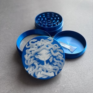 Molino de tabaco Medusa Azul de 2,2", molinillo de metal de 4 piezas grabado a láser para preparar hierbas fácilmente, regalo para coleccionistas