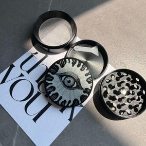 Molinillo de tabaco de 2,2", molinillo de metal de 4 piezas grabado a láser para facilitar la preparación de hierbas, regalo para coleccionistas.