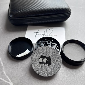 Molinillo de tabaco de 5,6 cm/6,35 cm con patrones personalizados. Molinillo de metal de 4 piezas grabado a láser para facilitar la preparación de hierbas. Regalo para coleccionistas.