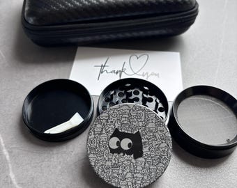 Herb Grinder with Cute Cartoon Cat, Gift for Him/Her - Unique Groomsmen, Dad, Boyfriend, Girlfriend Smoker Gift ,Birthday, Wedding