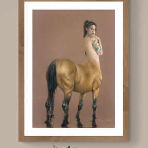以下が含まれることがあります： 人間の女性の胴体と馬の下半身を持つ茶色と黒のケンタウロスが水たまりの中に立っています。ケンタウロスは腕にタトゥーをしていて、視聴者を見ています。背景は薄い茶色です。