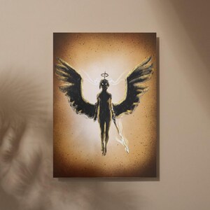 Könnte beinhalten: Ein Kunstdruck mit einer Silhouette mit großen, detaillierten schwarzen Flügeln und einem Heiligenschein. Die Figur hält einen Stab vor einem warmen, strukturierten Hintergrund mit goldenen Akzenten. Das Kunstwerk erinnert an ätherische Schönheit.