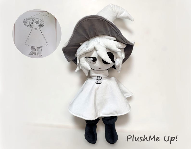 K&ouml;nnte beinhalten: Eine Pl&uuml;schpuppe einer Figur mit wei&szlig;en Haaren, einem wei&szlig;en Kleid und schwarzen Stiefeln. Die Puppe tr&auml;gt einen grauen Hut und hat ein Auge offen. Eine Skizze der Figur befindet sich in einem Kreis oben links. Der Text "PlushMe Up!" steht unten rechts.