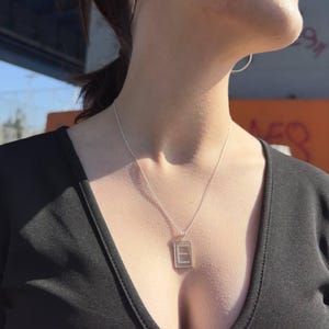 Elegante collar con colgante de letra "E" dorada, collar con letra personalizada, regalo de cumpleaños, producción personalizada