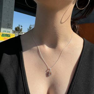 Elegante collar con inicial: colgante de plata personalizado con la letra "D"