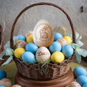 Personalisiertes hölzernes Osterei, personalisiertes sensorisches Babyspielzeug, Osterkorbfüller, kundenspezifisches Eierbecher, mein erstes Ostergeschenk