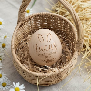 Personalisiertes hölzernes Osterei, personalisiertes sensorisches Babyspielzeug, Osterkorbfüller, kundenspezifisches Eierbecher, mein erstes Ostergeschenk