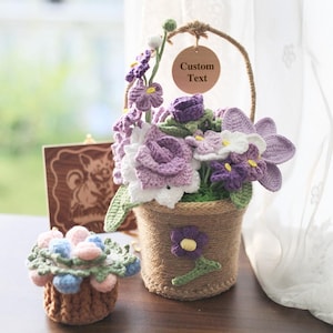 オリジナルタグ付きかぎ針編みフラワーバスケット - 手作りの糸を使った花飾り、鉢植えのかぎ針編みフラワー、卒業式や誕生日のプレゼントに