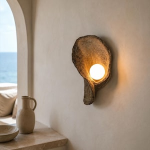 Vägglampa i mussla med pärlglödlampa | Marin lampa i papier-maché | Lyxig medelhavsinredning