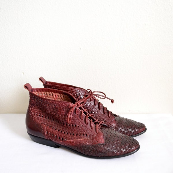 1990s maroon woven ankle boots // burgundy lace up booties // 7 1/2 8