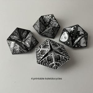 Könnte beinhalten: Vier schwarz-weiße, druckbare Kaleidozyklen mit aufwendigen Designs. Jede geometrische Form weist einzigartige Illustrationen auf, darunter Eulen, florale Muster und Himmelsmotive. Der Text "4 printable kaleidocycles" ist unten sichtbar.