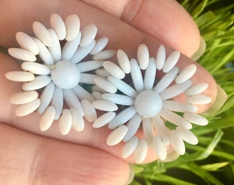 1960's White Plastic Flower Burst Clip On earrings - Bride Vintage Wedding - Flower Earrings - Festival Wear - Mid Century - Wedding jewelry