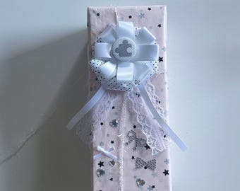 Kit rosa para envolver regalos de bebé: papel con estrellas y lunas, encaje, cinta y botón (para hacer tú mismo).