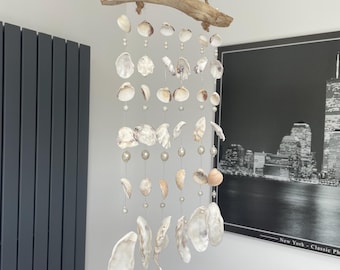 Handgjord vindspelsmobil av naturligt snäckskal med pärlpärlor – Rustik stranddesign, nautisk dekoration ~ Drivved