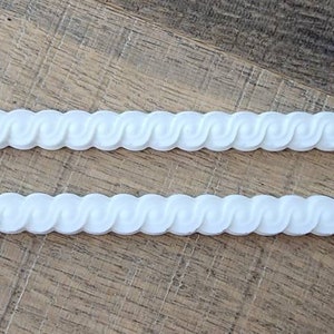 FURNITURE Resin Applique, Vintage Look, Moulding Accent, Ribbon like x 2