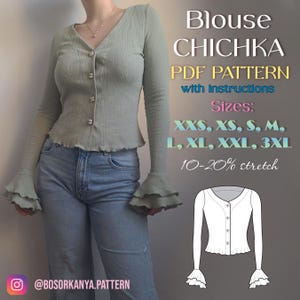 Könnte beinhalten: Eine gerippte, langärmelige Bluse in Salbeigrün mit V-Ausschnitt, vier Knöpfen auf der Vorderseite und gestuften Rüschenbündchen. Text: BLOUSE CHICHKA PDF PATTERN with instructions Sizes: XXS, XS, S, M, L, XL, XXL, 3XL 10-20% stretch. Inklusive Skizze.
