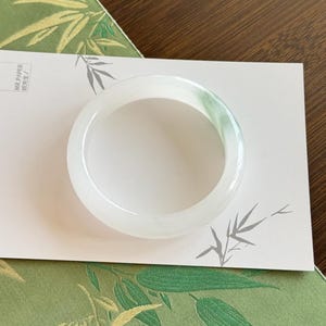 Jade-Armreif - weiße Jade mit ätherischen grünen Blüten; Chinesisches Jadearmband, natürlicher Jadeschmuck, Jadeitarmband; Besonders Schmuck von Merrilldesign