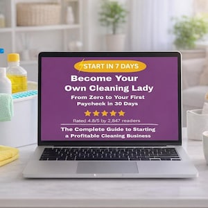Könnte beinhalten: Ein Laptop zeigt den Text "Become Your Own Cleaning Lady" und "Start in 7 Days". Reinigungsmittel, darunter Sprühflaschen, gelbe Handschuhe und ein Schwamm, sind um den Laptop herum angeordnet. Eine Tasse Kaffee ist ebenfalls vorhanden.