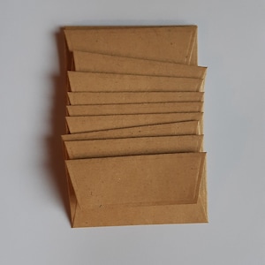 50 kleine bruine enveloppen - Gerecycleerde kleine enveloppen - Geüpcycleerde kleine kraftenveloppen - Hergebruikte kleine enveloppen - 5,5 x 3 cm