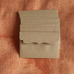 Mini enveloppes festonnées brunes, lot de 50, 9 cm x 6 cm (3 1/2" x 2 3/8")