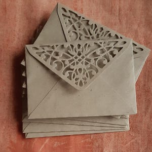 25 Kleine Braune Spitzen Umschläge, Kraft Umschläge, Dekorative Spitzen Umschläge, Recycelte Mini Umschläge, Kleine Umschläge - 10 cm x 7 cm