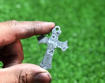 Handgemaakte damaststalen Keltisch kruishanger – Uniek cadeau voor koppels Sleutelhangeraccessoire