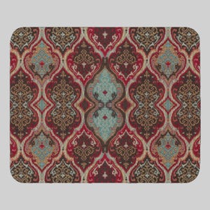 Puede incluir: Una alfombrilla de ratón rectangular con un patrón detallado y ornamentado. El diseño presenta un motivo repetitivo de formas de lágrima estilizadas en tonos de rojo, marrón y turquesa. El patrón tiene una apariencia vintage, similar a un tapiz.