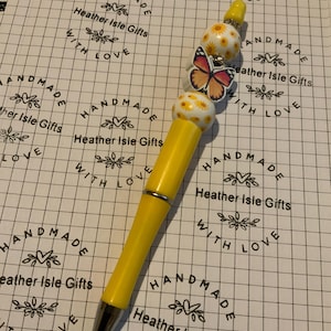 Stylo perlé jaune papillon et fleurs