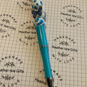 Stylo perlé bleu et papillon