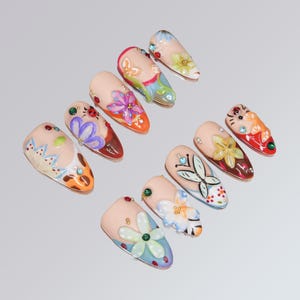 Unghie finte con fiori esotici 3D, farfalle e coccinelle, unghie colorate, unghie tropicali, unghie estive, nail art, unghie con punta francese, unghie kawaii
