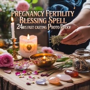 Può includere: Una natura morta con una candela accesa, una piccola ciotola di ottone e un barattolo di vetro legato con spago. Il testo "Pregnancy Fertility Blessing Spell" è visibile. Sono presenti anche rose rosa e pietre preziose.