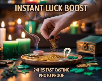 Può includere: Immagine con il testo "INSTANT LUCK BOOST" e "24HRS FAST CASTING PHOTO PROOF". Una mano sparge polvere d'oro su un piatto di legno con monete, un ferro di cavallo e dei quadrifogli. Candele accese e uno scrigno sullo sfondo.