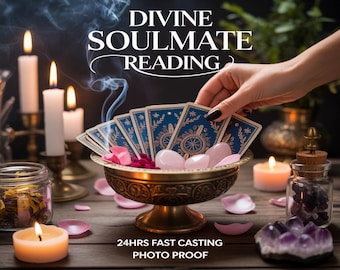 Może przedstawiać: Obraz z motywem wróżbiarskim z kartami tarota, świecami i kryształami. U góry widnieją słowa "DIVINE SOULMATE READING". Obraz zawiera również tekst "24HRS FAST CASTING PHOTO PROOF".