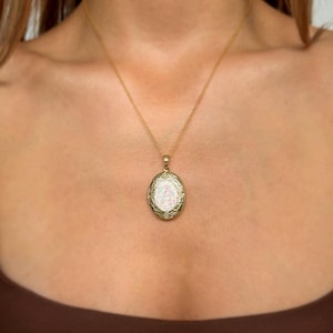 Collar con medallón de foto de ópalo chapado en oro de 18 quilates • Colgante de recuerdo con grabado personalizado • Presente sentimental • Regalo personalizado para mamá/ella