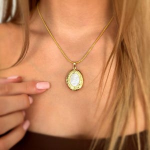 Collana con ciondolo portafoto in perle placcata oro 18 carati • Ciondolo ricordo con incisione personalizzata • Regalo sentimentale • Regalo personalizzato per la mamma/lei