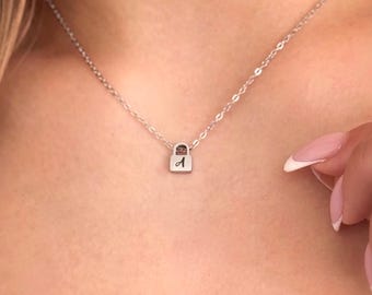 カスタムイニシャル南京錠ネックレス • 刻印入りロックペンダント • 彼女へのミニマリストジュエリーギフト