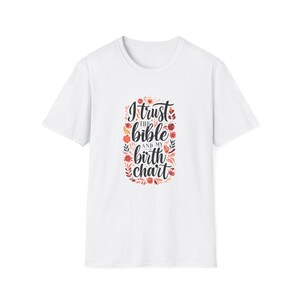 Confío en la Biblia y en mi carta natal / Camiseta de manga corta suave / Camiseta de la Biblia, camiseta de la carta natal, camiseta religiosa, ropa bíblica, camiseta de astrología