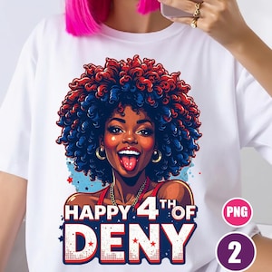 Puede incluir: Camiseta blanca con una ilustraci&oacute;n vibrante de una mujer con cabello afro rojo y azul, pendientes de aro dorados y un top rojo. El texto "HAPPY 4TH OF DENY" se muestra en rojo, blanco y azul. Un dise&ntilde;o divertido y patri&oacute;tico.