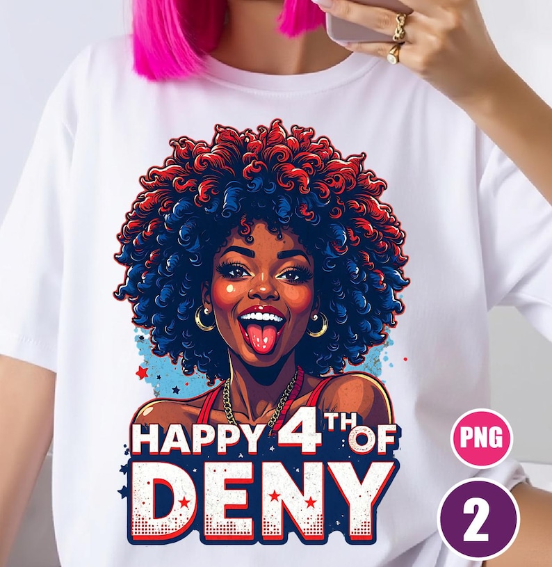 Puede incluir: Camiseta blanca con una ilustraci&oacute;n vibrante de una mujer con cabello afro rojo y azul, pendientes de aro dorados y un top rojo. El texto "HAPPY 4TH OF DENY" se muestra en rojo, blanco y azul. Un dise&ntilde;o divertido y patri&oacute;tico.