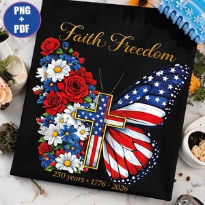 Puede incluir: Un gráfico rectangular negro con el texto Faith Freedom y 250 years 1776-2026. El diseño incluye un grupo de rosas rojas y margaritas blancas junto a un ala de mariposa y una cruz, ambas con el patrón de la bandera estadounidense.