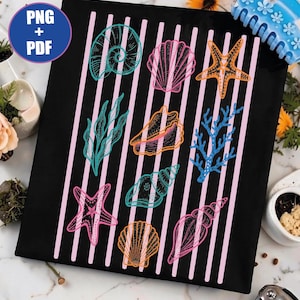 Puede incluir: Un gráfico rectangular negro con rayas verticales de color rosa claro y una colección de ilustraciones coloridas de vida marina que incluye un nautilo verde azulado, una vieira rosa, una estrella de mar naranja, algas verdes, una caracola naranja, coral azul, una concha en espiral verde azulada, una estrella de mar rosa, una vieira naranja y una concha cónica rosa.