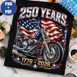 Op de afbeelding: Een grafisch ontwerp op een zwarte achtergrond met een motorfiets voor een Amerikaanse vlag. De tekst bovenaan luidt 250 YEARS en onderaan 1776 - 2026. De motor heeft een chromen afwerking, een hoge sissybar en een tank met sterren.