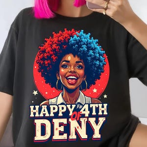 Puede incluir: Camiseta negra con un gr&aacute;fico de una mujer sonriente con pelo afro rojo y azul, sobre un c&iacute;rculo rojo con estrellas. El texto "HAPPY 4TH OF DENY" se muestra debajo.
