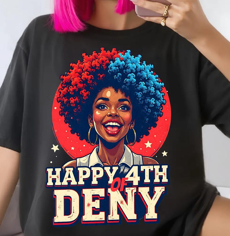 Puede incluir: Camiseta negra con un gr&aacute;fico de una mujer sonriente con pelo afro rojo y azul, sobre un c&iacute;rculo rojo con estrellas. El texto "HAPPY 4TH OF DENY" se muestra debajo.