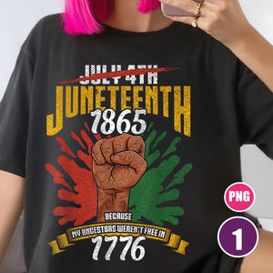 Op de afbeelding: Zwart T-shirt met een afbeelding ter viering van Juneteenth. Het ontwerp bevat de tekst "Juneteenth 1865" in geel en wit, een vuist en de zin "Because my ancestors weren't free in 1776."