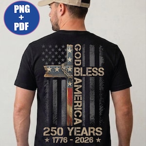 Puede incluir: Una camiseta negra con un gráfico en la espalda de una cruz con forma de bandera estadounidense y una corona de espinas. El texto dice GOD BLESS AMERICA, 250 YEARS y 1776 - 2026. El diseño tiene un aspecto desgastado y envejecido.