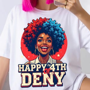 Puede incluir: Camiseta blanca con un gr&aacute;fico de una mujer sonriente con pelo afro rojo y azul, sobre un c&iacute;rculo rojo. El texto "HAPPY 4TH OF DENY" se muestra debajo en una fuente audaz y vintage.